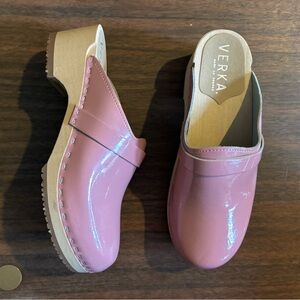 NEW Verka blush pink patent leather clogs, wooden heel , euro 39, US 8